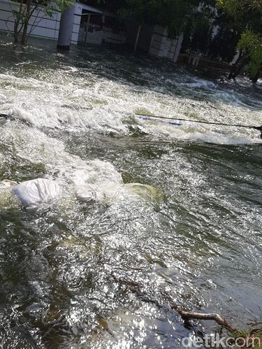 Banjir rob di Kompleks Pantai Mutiara (Jehan Nurhakim/detikcom)