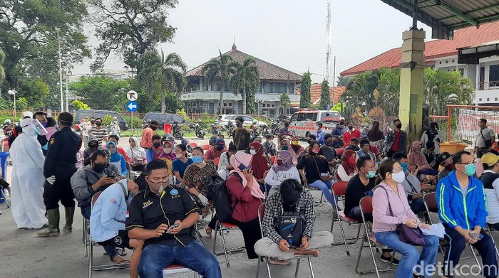 Ratusan warga mengikuti rapid test massal di Parkir Bus Wisata Religi Sunan Ampel, Jumat (5/6). Hasilnya, ada 117 orang yang reaktif.