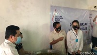 Usai meninjau dapur, Erick bersama Satgas COVID-19 DPR RI juga mencicipi masakan dapur posko untuk memastikan makanan yang dibagikan ke warga layak dikonsumsi.