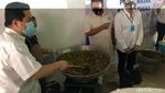 Erick Thohir Cicipi Makanan Dapur Satgas COVID-19