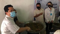 Erick tiba di posko sekitar pukul 11.15 WIB dan langsung meninjau kegiatan di dapur posko. Di dapur, Erick mengaku tak bisa memasak menu yang ada di dapur tersebut seperti tumis kacang panjang, tapi bisa memasak nasi goreng.