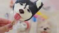 Punya anjing hitam putih seperti ini? Kamu bisa makan es krim sensasional berbentuk anjing yang sedang menjulurkan lidahnya. Foto: instagram @icedea_icecream