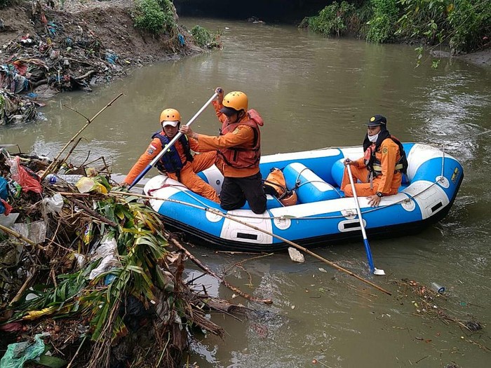 Evakuasi warga yang terseret sungai di Medan.