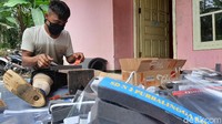 Aang mengkisahkan jika cacat yang dialaminya berawal saat dirinya mengalami kecelakaan kerja dalam proyek gerbang tol di Jakarta. Saat itu diatas gerbang tol yang dikerjakannya terdapat jalur kabel saluran udara tegangan ekstra tinggi (sutet).