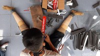Kecelakaan yang dialaminya pada tahun 2017 tersebut mengharuskan dirinya harus menjalani amputasi di kedua kakinya karena mengalami luka bakar 80 persen ditubuhnya.