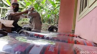 Sementara menurut Taufik Sudarmono, koordinator difabel yang juga relawan mengatakan jika dalam sehari mereka bisa memproduksi hingga 120 pelindung wajah. Bentuk dan tulisanya juga bisa dipesan sesuai keinginan.