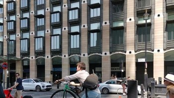 Tampak seorang pria kecil menggunakan tonggak lalu lintas untuk naik sepeda. (Foto: Brightside)