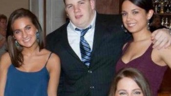 Pose pria ini bikin bingung ya. (Foto: Brightside)