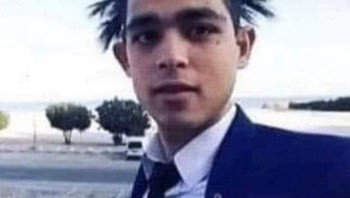 Bukan rambut tapi dedaunan dari pohon. (Foto: Brightside)