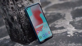 Ponsel ini dibekali sidik jari di bagian belakang body. Dukungan dual SIM slot + microSD, dan tata suara Dolby Atmos. Foto: Adi Fida Rahman/detikINET