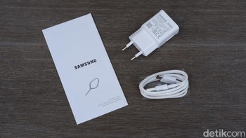Dalam paket penjualannya hanya menyertakan charge, kabel data USB type C, buku petunjuk dan pembuka slot SIM Card. Foto: Adi Fida Rahman/detikINET
