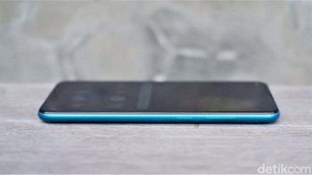 Memori internalnya memang hanya 32 GB, tapi tersedia slot microSD yang mendukung hingga 512 GB. Foto: Adi Fida Rahman/detikINET