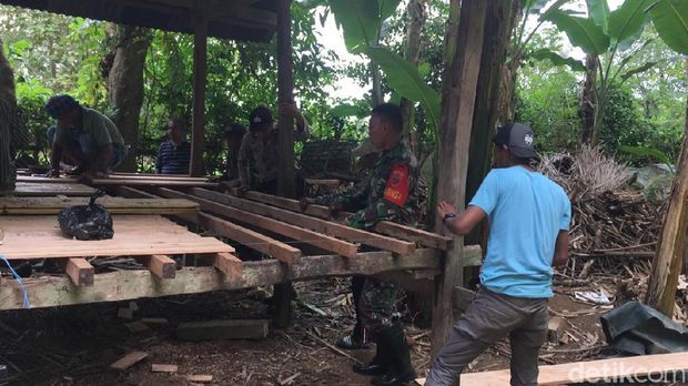 Gubuk reyot yang ditinggali nenek Hadi (70) di Maros, Sulsel, akhirnya direnovasi (M Bakrie/detikcom)