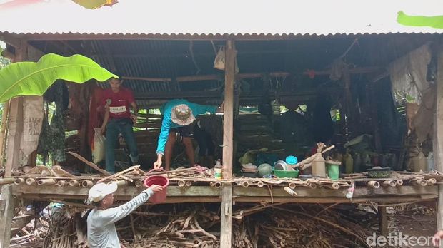 Gubuk reyot yang ditinggali nenek Hadi (70) di Maros, Sulsel, akhirnya direnovasi (M Bakrie/detikcom)