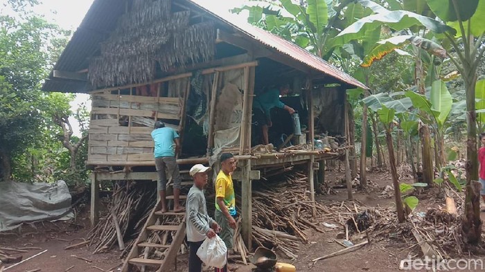 Gubuk reyot yang ditinggali nenek Hadi (70) di Maros, Sulsel, akhirnya direnovasi (M Bakrie/detikcom)