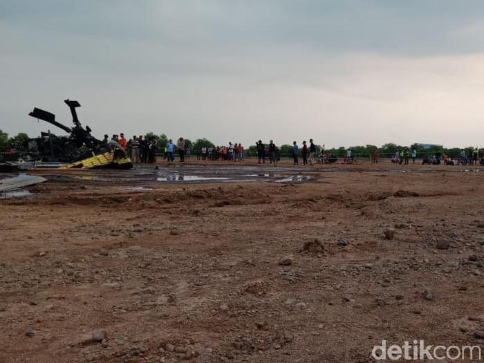 Helikopter jatuh di kawasan industri, Kendal, Sabtu (6/6/2020).