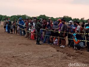 Warga Ramai-ramai Datangi Lokasi Helikopter Jatuh di Kendal