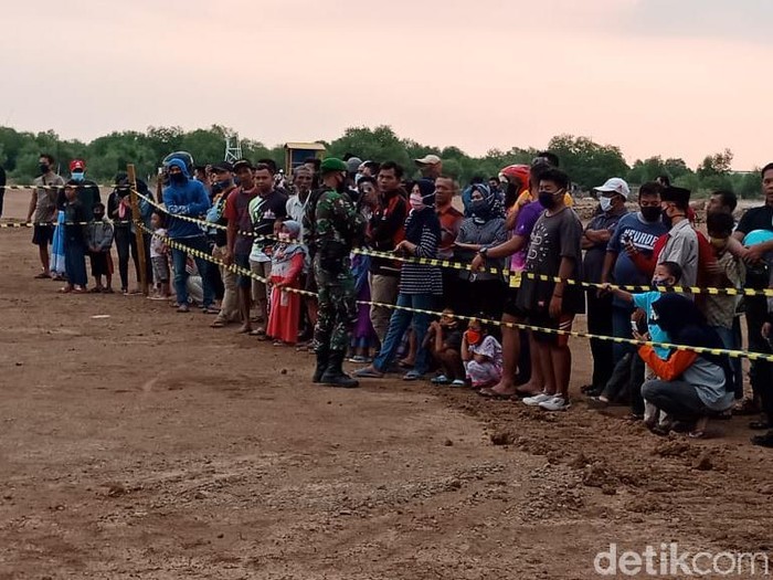 Helikopter jatuh di kawasan industri, Kendal, Sabtu (6/6/2020).