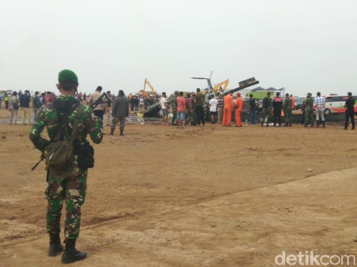 Helikopter jatuh di kawasan industri Kendal, Sabtu (6/6/2020).