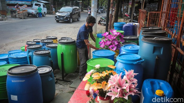Tempat sampah daur ulang efektif dan bermanfaat mengurangi sampah plastik. Salah satu sentra pembuatannya ada di kawasan Cibinong, Bogor, Jawa Barat.