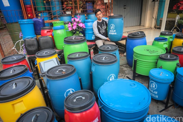 Tempat sampah daur ulang efektif dan bermanfaat mengurangi sampah plastik. Salah satu sentra pembuatannya ada di kawasan Cibinong, Bogor, Jawa Barat.