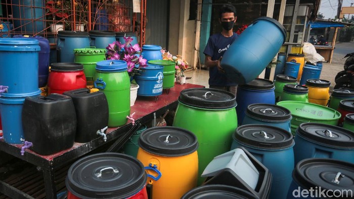 Tempat sampah daur ulang efektif dan bermanfaat mengurangi sampah plastik. Salah satu sentra pembuatannya ada di kawasan Cibinong, Bogor, Jawa Barat.