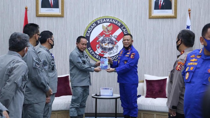 Kakorpolairud Baharkam Polri, Irjen Lotahria Latif, melakukan kunjungan kehormatan (courtesy call) ke Kepala Badan Keamanan Laut (Kabakamla) Laksamana Madya Aan Kurnia di kantor Bakamla, Jalan Proklamasi, Menteng, Jakarta Pusat (Jakpus).