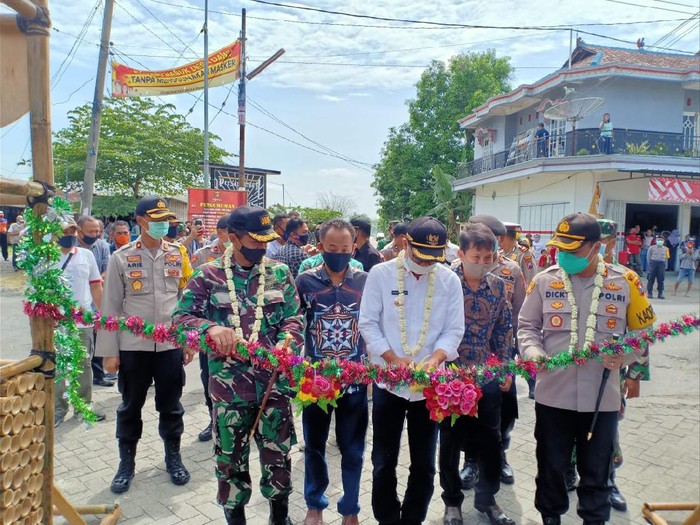 Forkopimda Ngawi membuka posko Kampung Tangguh penanggulangan COVID-19. Kampung Tangguh yang didirikan Polres Ngawi juga menjamin ketersediaan lumbung pangan.