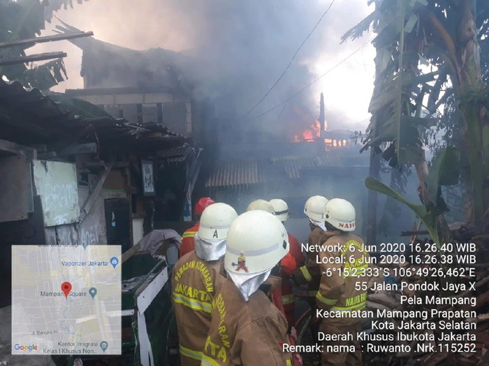 Kebakaran di hunian padat di Mampang, Jakarta.
