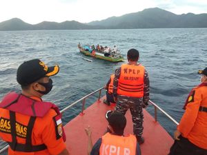 Pulang Wisata, Kapal Angkut 25 Pemuda Tabrak Tiang Mesin Mati