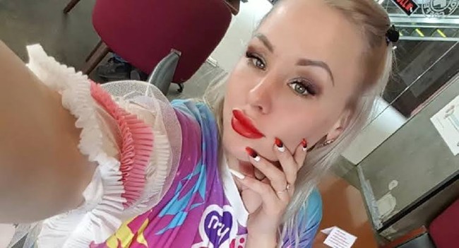 “Orang-orang di sana sangat konservatif secara seksual. Mereka akan melempari saya batu karena profesi saya,” terang Lola. Foto: dok. Instagram