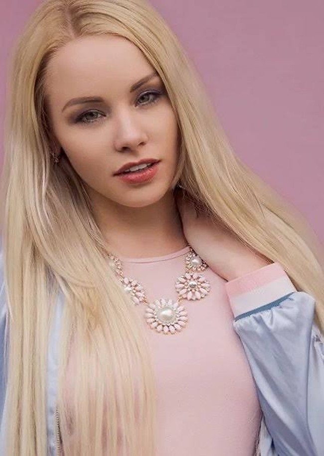 Liubov Bushueva bekerja di industri film dewasa. Artis porno ini mengaku takut kalau dirinya akan dilempari batu oleh penduduk setempat saat pulang ke daerah asalnya. Foto: dok. Instagram