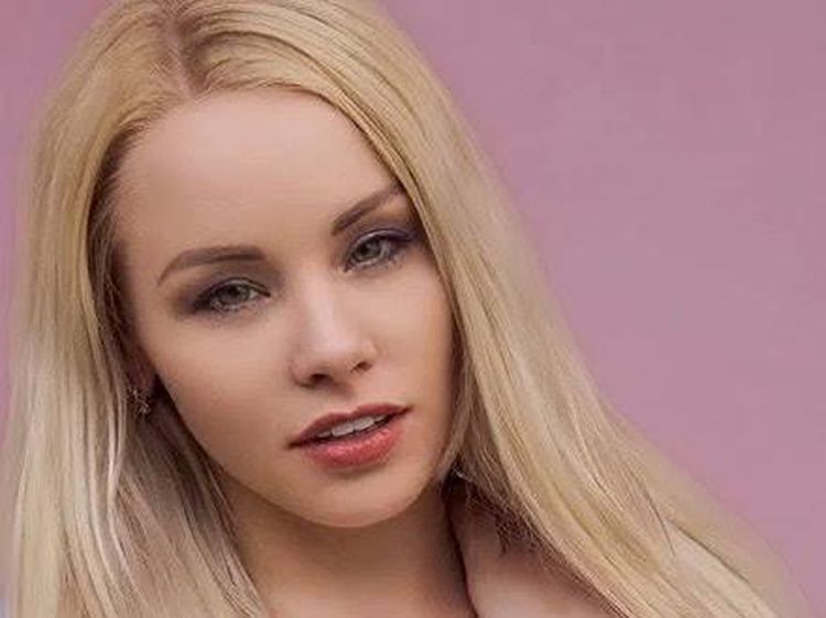 Ini Artis Porno yang Nggak Mau Pulang Kampung karena Takut Dilempari Batu