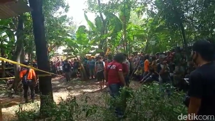 Warga Desa Ngompro, Kecamatan Pangkur, Ngawi digegerkan penemuan mayat perempuan. Mayat tersebut tertutup jerami kering di belakang rumah warga.