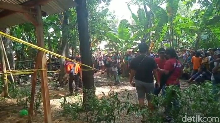 Warga Desa Ngompro, Kecamatan Pangkur, Ngawi digegerkan penemuan mayat perempuan. Mayat tersebut tertutup jerami kering di belakang rumah warga.