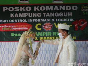 Sepasang Kekasih di Sidoarjo Nikah dalam Pos Kampung Tangguh COVID-19