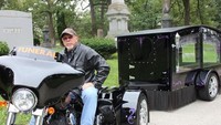 Sama halnya seperti di Amerika Serikat, layanan pemakaman milik Ron Roach di Chicago, juga menyediakan pengantar jenazah dalam bentuk Harley-Davidson. Istimewa/dok.autoevolution  