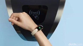 Oppo memperkenalkan gelang pintarnya yang dinamai Oppo Smartband. Layaknya gelang pintar lainnya tersedia sensor detak jantung yang dipantau secara real time.   Pengguna bisa diberikan pengingat getaran ketika denyut jantung terlalu tinggi atau rendah untuk memperingatkan risiko kesehatan. Pengguna pun dijanjikan dapat data denyut jantung yang direkam selama berolahraga. Untuk versi standar dibanderol Rp 492 ribu dan versi Evangelion New Century dengan harga 299 atau Rp 593 ribu. (Foto: Oppo)