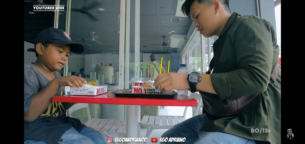 pemulung cilik makan KFC