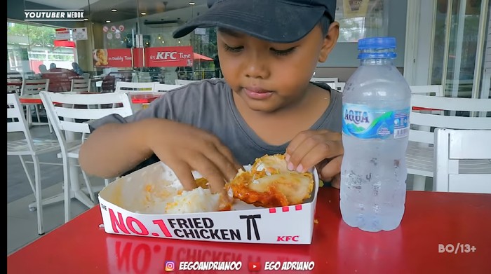 pemulung cilik makan KFC