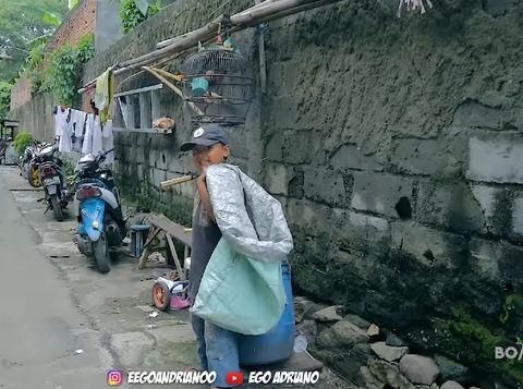 pemulung cilik makan KFC