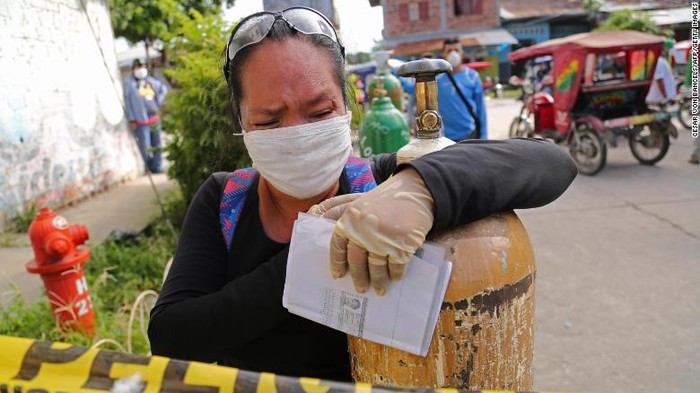 Peru krisis oksigen Warga peru mengantri oksigen di tengah pandemi virus Corona COVID-19.