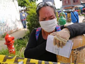 Tangisan Warga Peru yang Kekurangan Tabung Oksigen untuk Pasien Corona