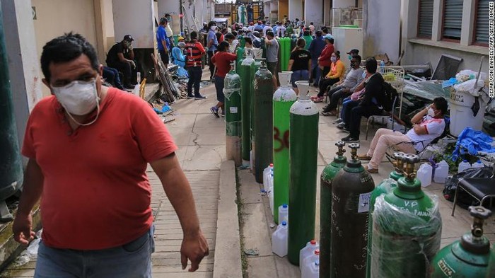 Warga peru mengantri oksigen di tengah pandemi virus Corona COVID-19.