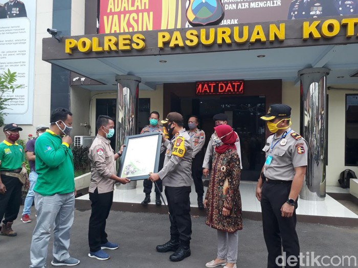 Kapolres Pasuruan Kota AKBP Dony Alexander menerima penghargaan lingkungan hidup. Penghargaan diberikan karena kapolres dinilai memiliki keberpihakan pada pelestarian alam.