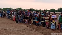 Pantauan detikcom di lokasi kejadian, Kecamatan Kaliwungu, Kendal, Jawa Tengah, Sabtu (6/6/2020) sore, ada sekitar hampir seratus warga yang datang silih berganti di lokasi kejadian. Saktyo Dimas R/detikcom.