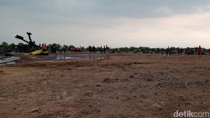 Sebuah helikopter jatuh di kawasan industri di Kabupaten Kendal, Jawa Tengah, siang ini. Basarnas Semarang mengungkap helikopter tersebut milik TNI.