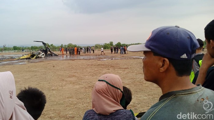 Sebuah helikopter jatuh di kawasan industri di Kabupaten Kendal, Jawa Tengah, siang ini. Basarnas Semarang mengungkap helikopter tersebut milik TNI.
