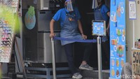 Sejumlah pertokoan yang berada di pusat kota tersebut terlihat mulai kembali buka.