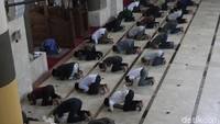 Tak hanya itu, salat berjamaah di Masjid Raya Bandung pun kembali dilakukan, setelah dibatasi akibat pandemi COVID-19. Walau demikian, jemaah diwajibkan memakai masker.